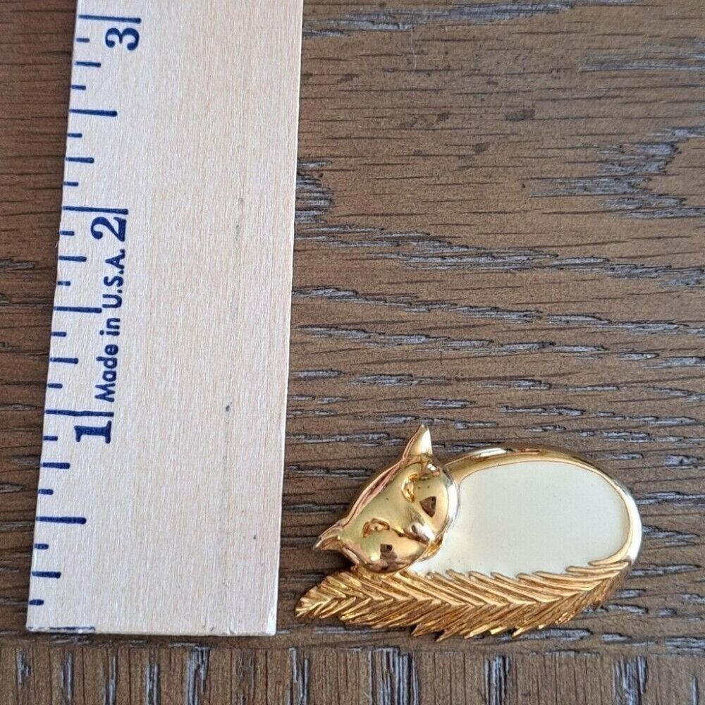 Vintage MONET Cream Enamel Cat Laying Down With Feather Tail Brooch Pin Collect - Picture 3 of 8